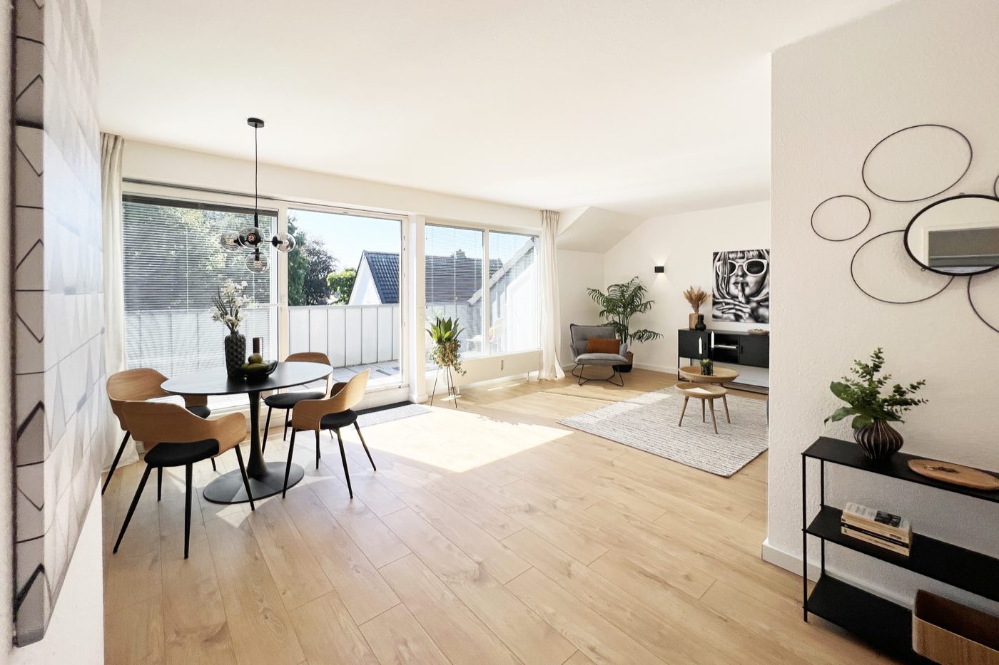Helles Wohnzimmer nach der Modernisierung