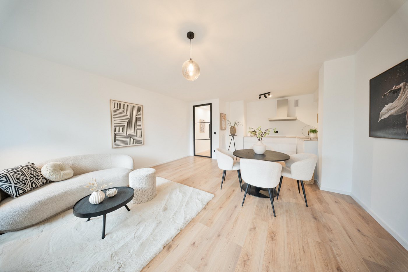 Helles Wohnzimmer nach der Modernisierung